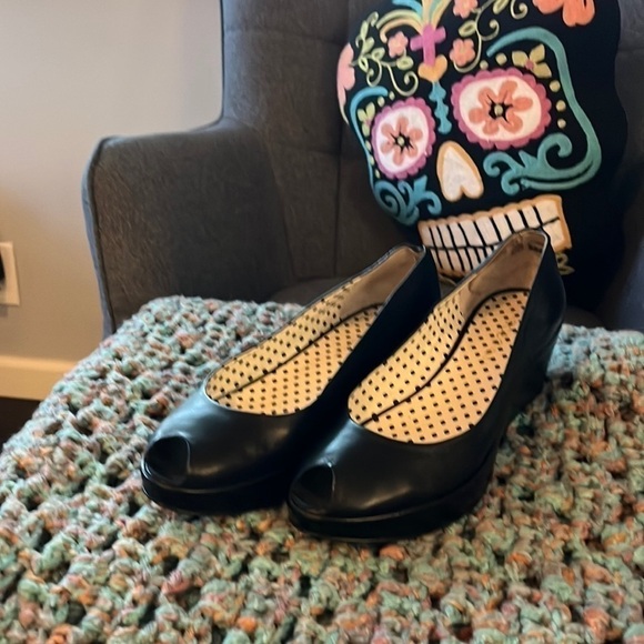 BCBGIRLS peep toe wedge size 8 all leather Y2K shoes. - Picture 1 of 5